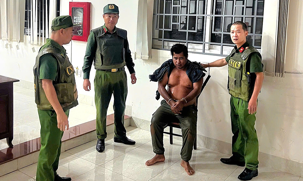 Man stabs police officer after being asked to drop weapon