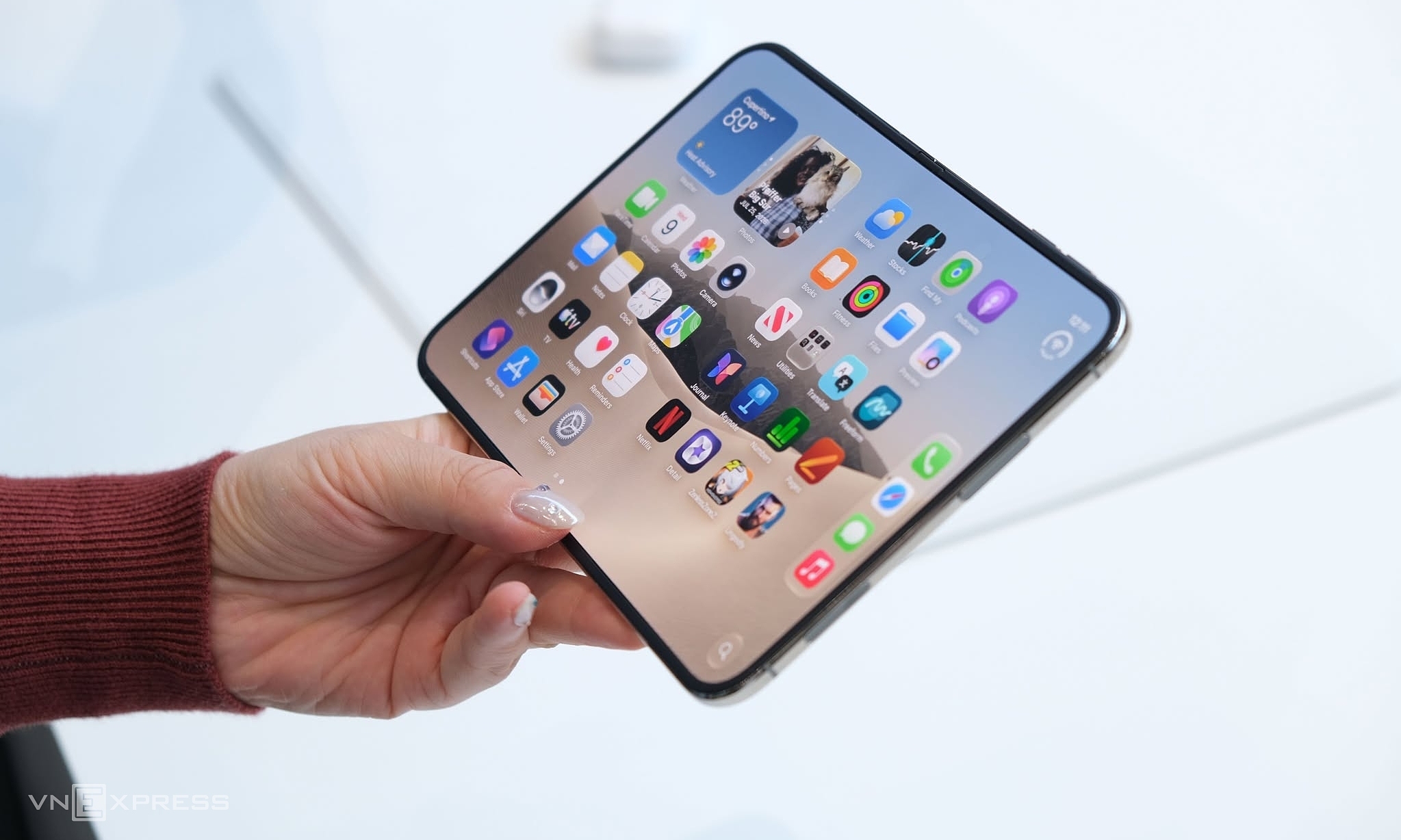 Investors need not worry despite iPhone's nearly 2,000 USD price tag