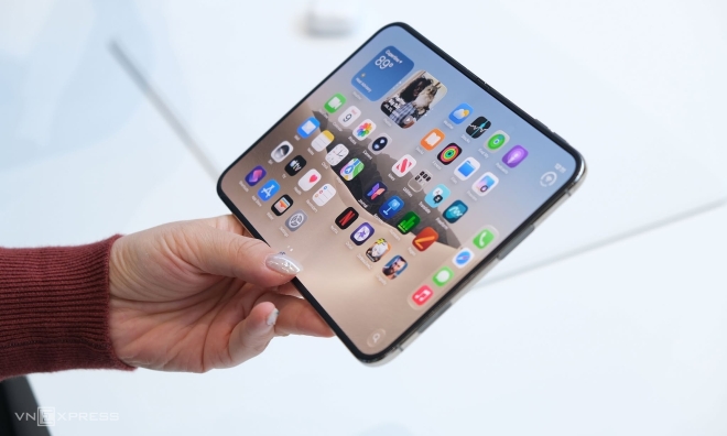 Investors need not worry despite iPhone's nearly 2,000 USD price tag