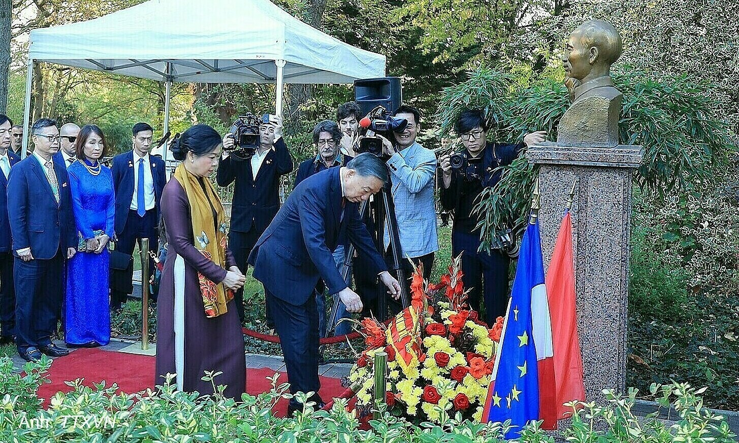 General secretary, president lays flowers at president Ho Chi Minh’s statue in France