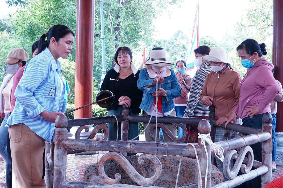 People drink well water for good fortune on emperor quang trung’s death anniversary