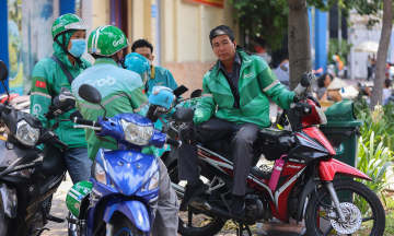Declining income prompts Grab drivers to consider 'app shutdown'