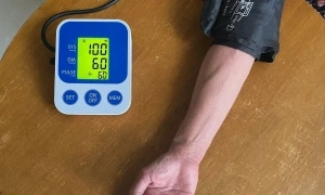 What happens to blood pressure when you eat dinner late?