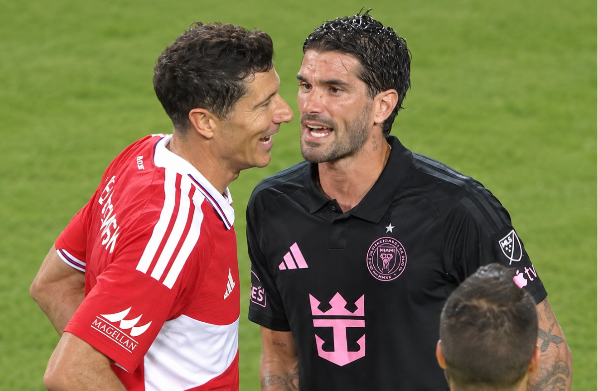 De Paul counts trophies in clash with Lewandowski