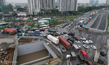 An Phu intersection jammed as underpass closes due to flooding