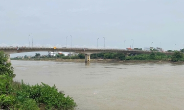 Military major missing after jumping into Tra Ly river to save a person