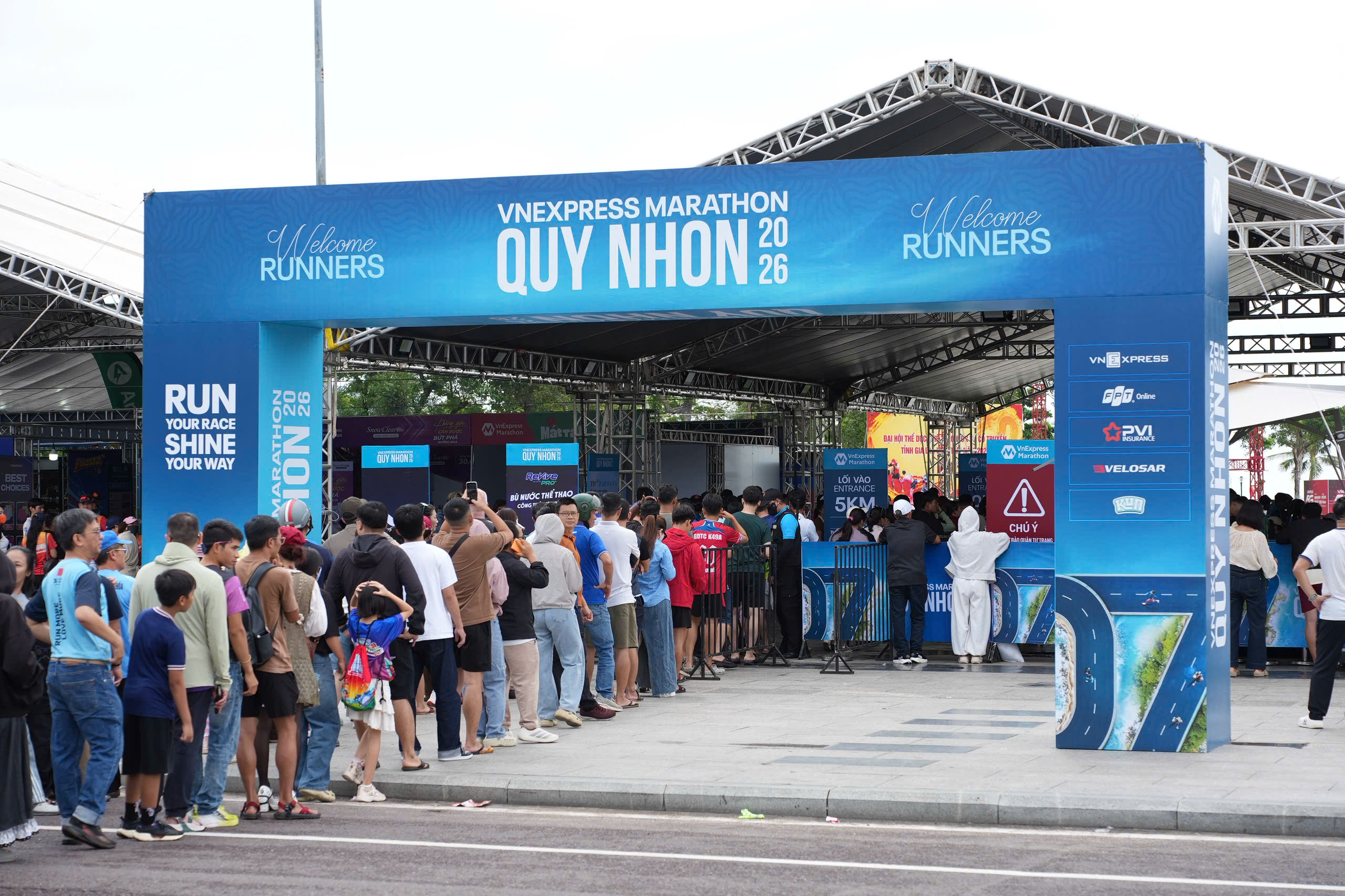 Runners queue for bibs at VnExpress Marathon Quy Nhon's 7th season