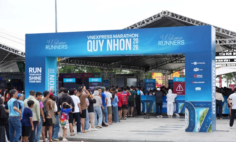 Runners queue for bibs at VnExpress Marathon Quy Nhon's 7th season