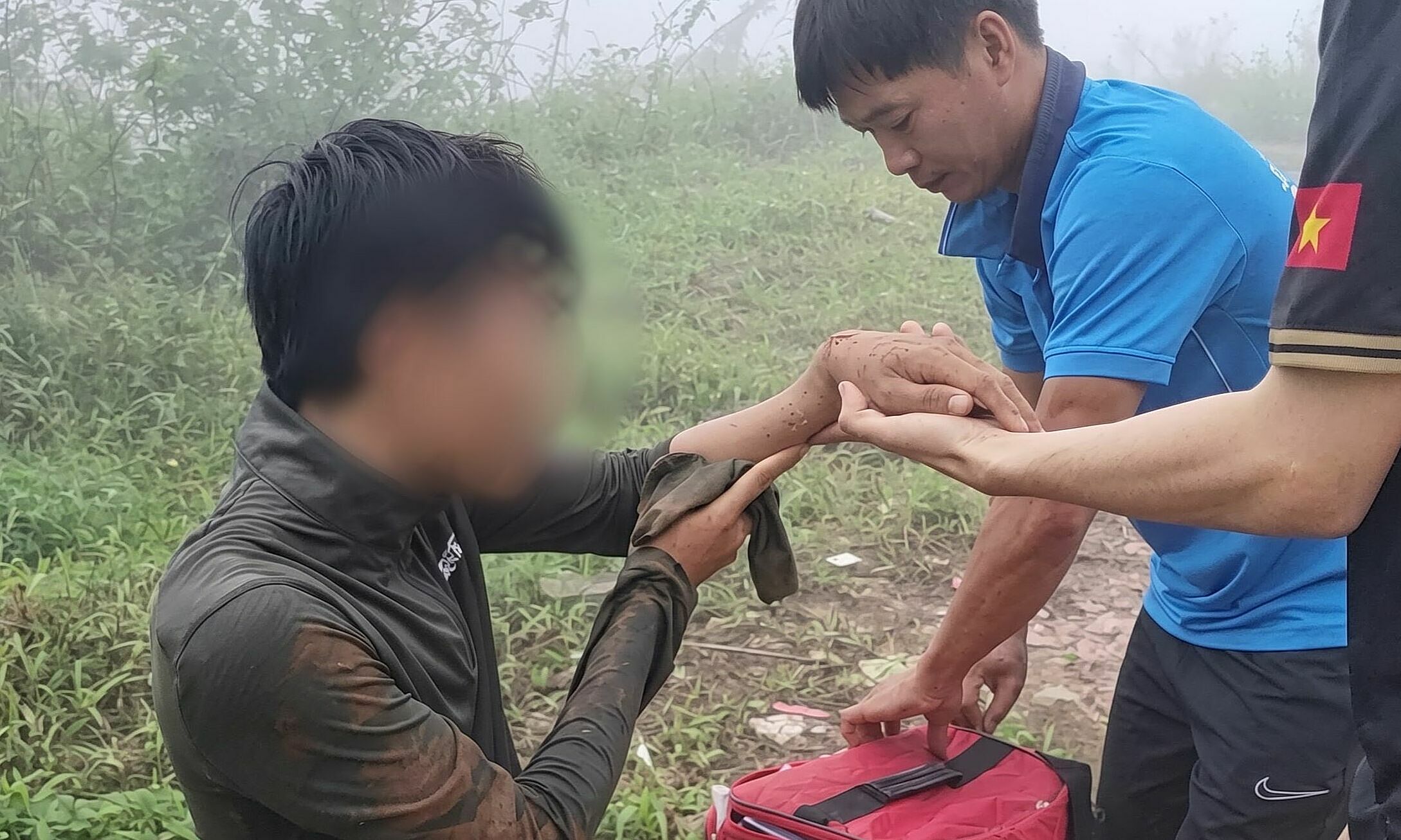 Tourists slip, break arm while climbing ba den mountain on rainy day
