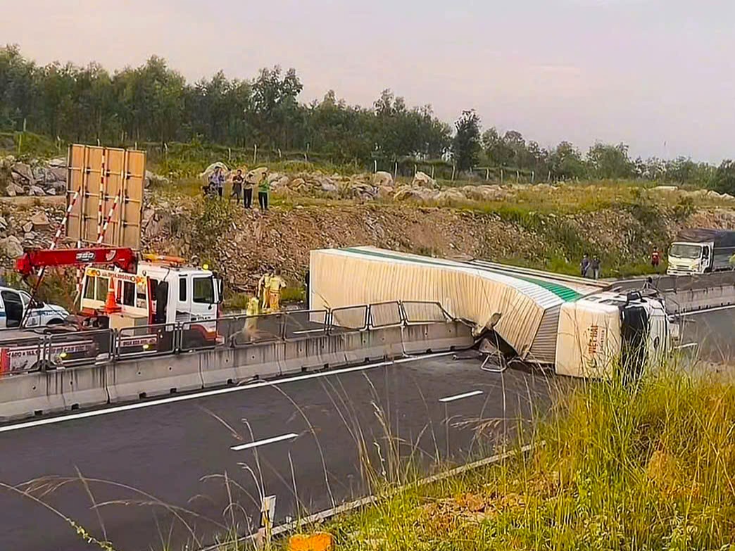 Truck overturns, blocks Vinh Hao - Phan Thiet expressway, causing long delays