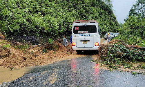 Heavy rains trigger landslides on national routes across central Vietnam