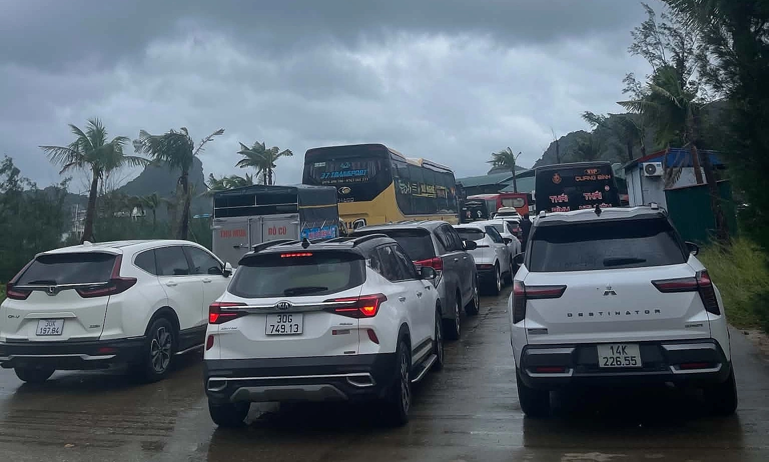 Cat Ba ferry terminal jammed, tourists wait up to 12 hours to leave