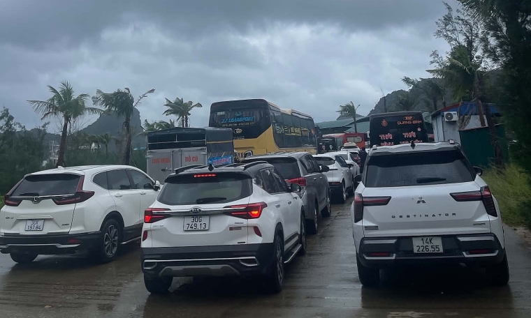 Cat Ba ferry terminal jammed, tourists wait up to 12 hours to leave