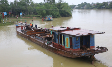 Successful rescue of barge stuck under railway bridge