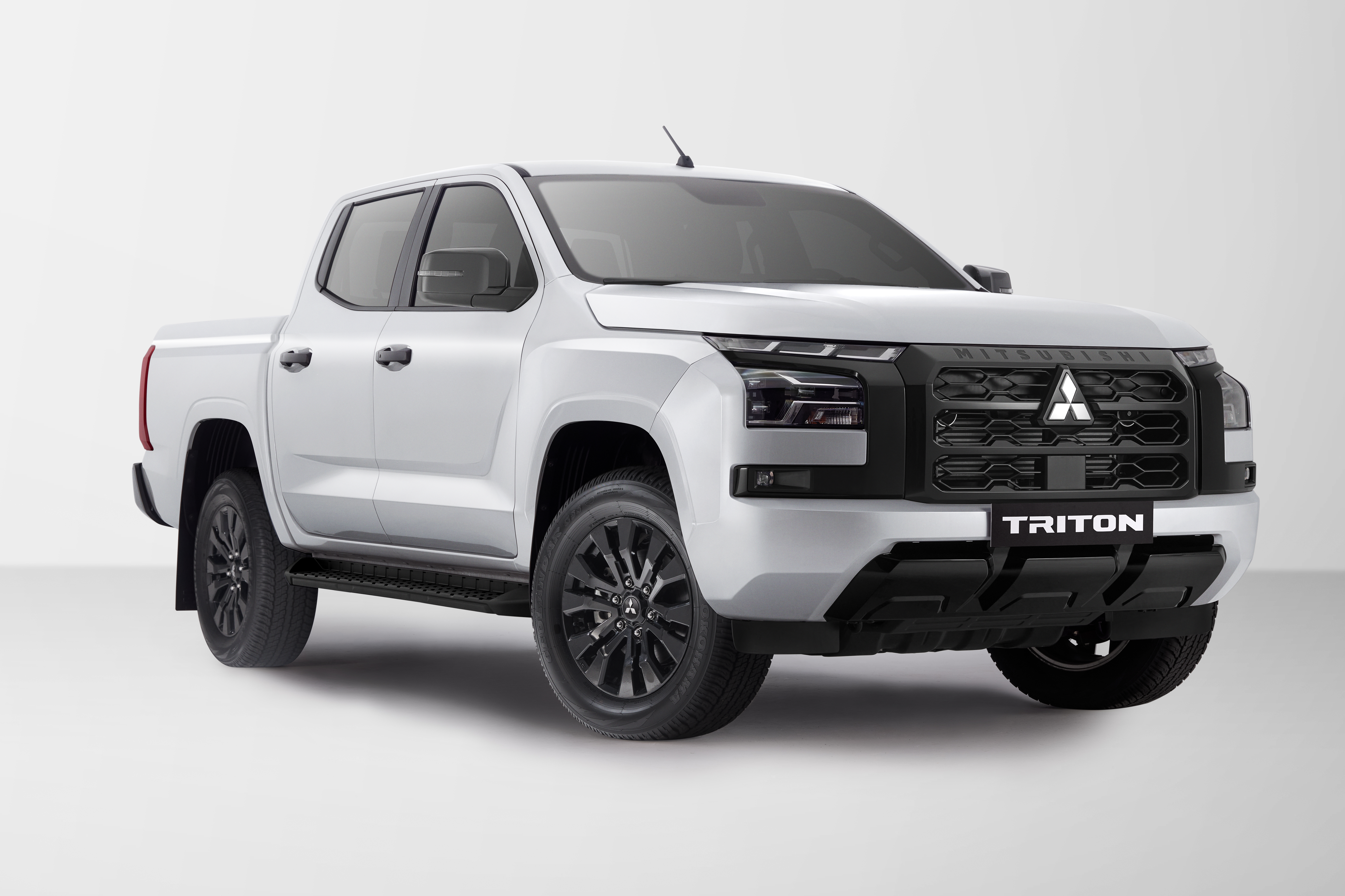 Mitsubishi Triton 4WD Premium launches, priced at 782 million VND