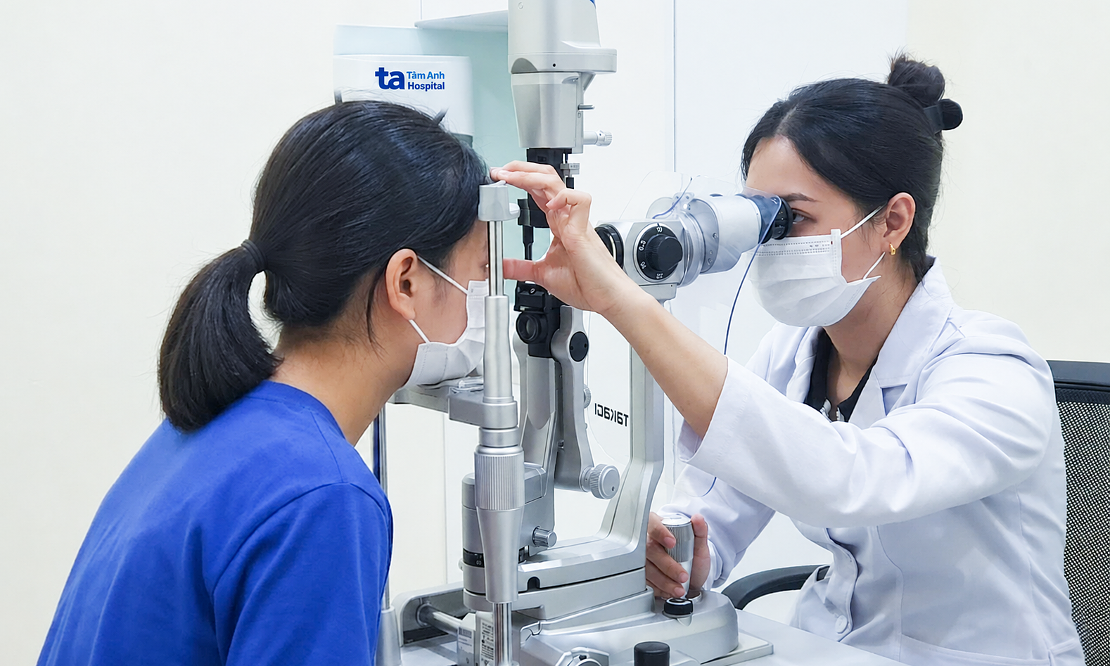 Cable unexpectedly falls on road, striking girl's eye and causing retinal tear