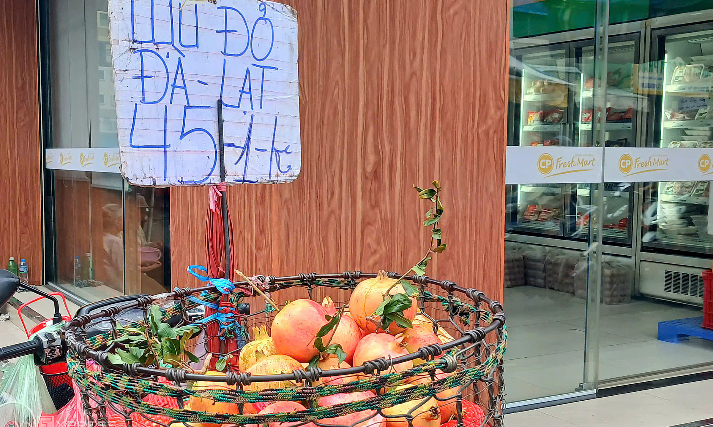 Giant Chinese pomegranates mislabeled as Thai or Da Lat produce
