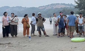 Two women selling seafood die at Hon Rom beach