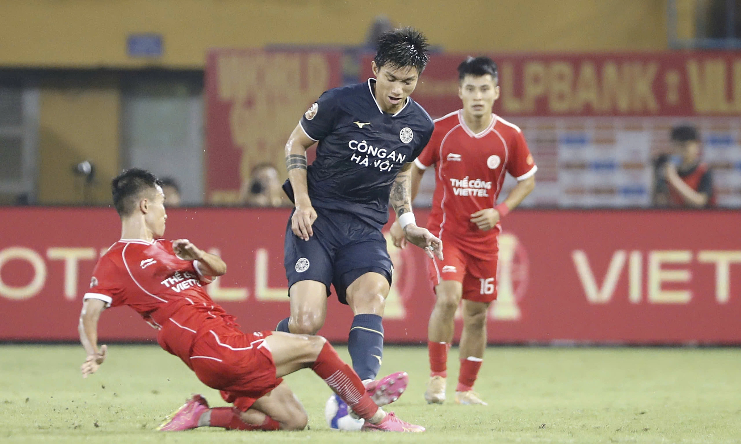 Doan Van Hau banned for 4 matches after fouling Doan Ngoc Tan