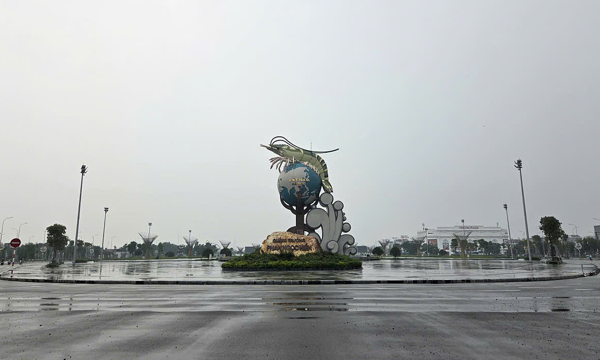 Unusually murky air blankets Vietnam's Mekong Delta