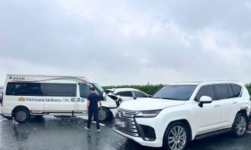 Lexus driver causes multi-vehicle crash on Phap Van - Cau Gie expressway