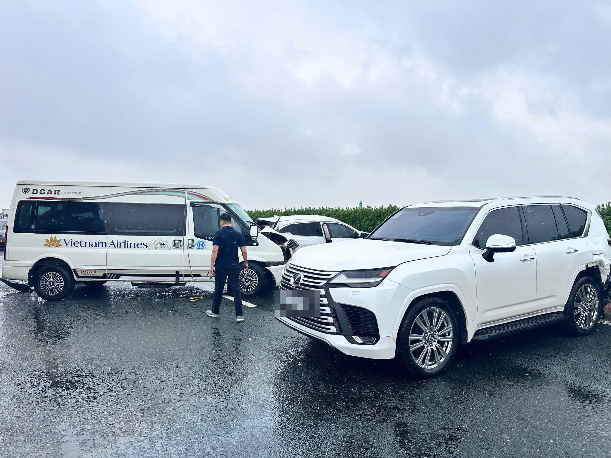 Lexus driver causes multi-vehicle crash on Phap Van - Cau Gie expressway