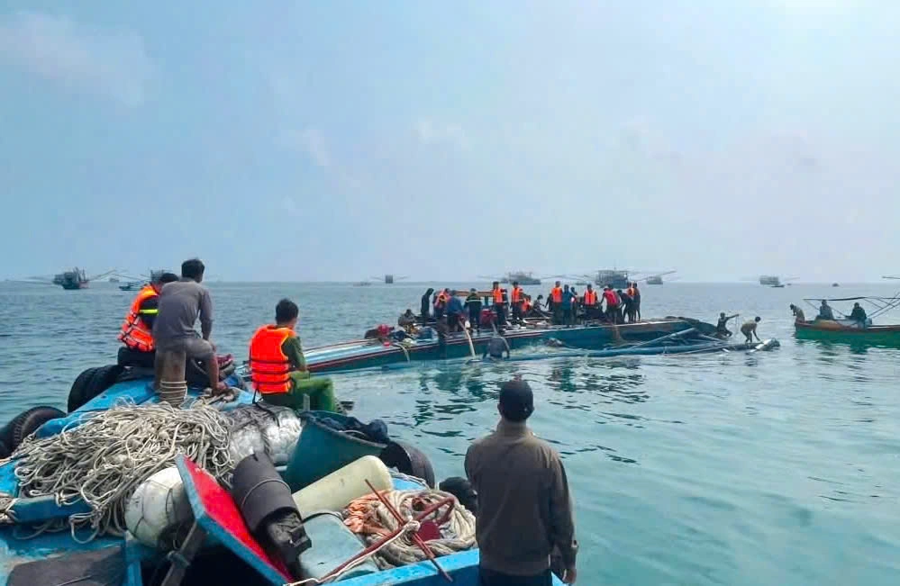 Boat carrying 10 people capsizes near Phu Quy island