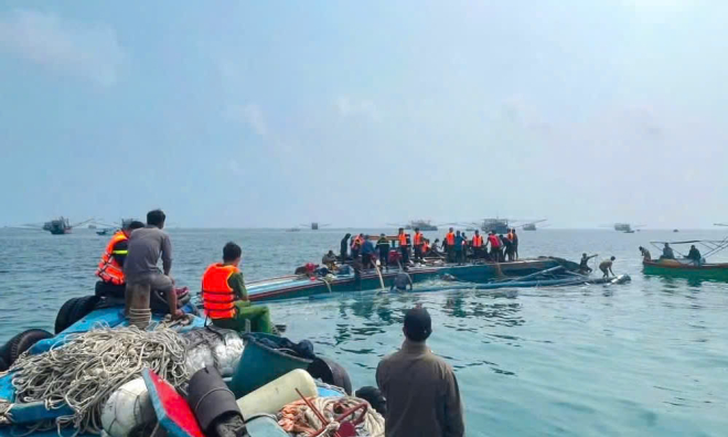 Boat carrying 10 people capsizes near Phu Quy island