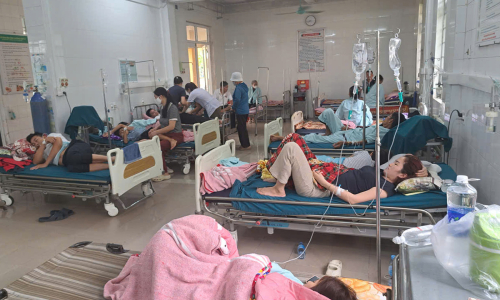 Over 40 people in Quang Tri suspected of food poisoning after eating banh mi