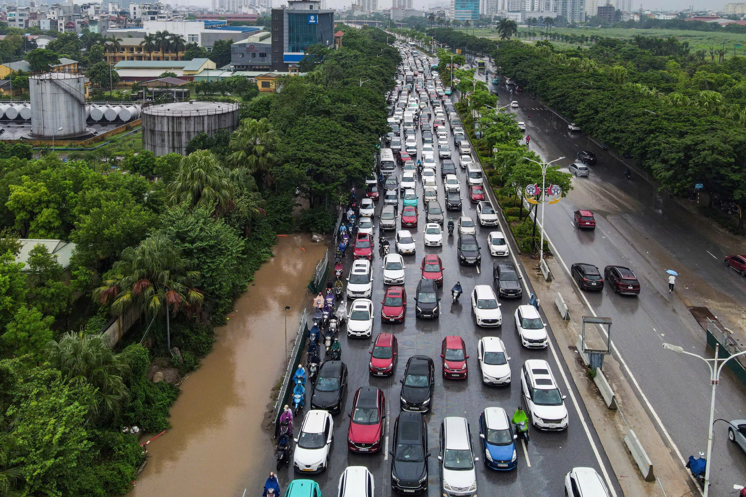 Traffic jams stretch two to three kilometers on some Hanoi roads