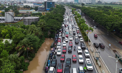 Traffic jams stretch two to three kilometers on some Hanoi roads