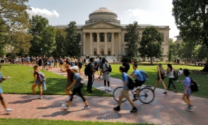 US judge postpones regulation tightening student visas