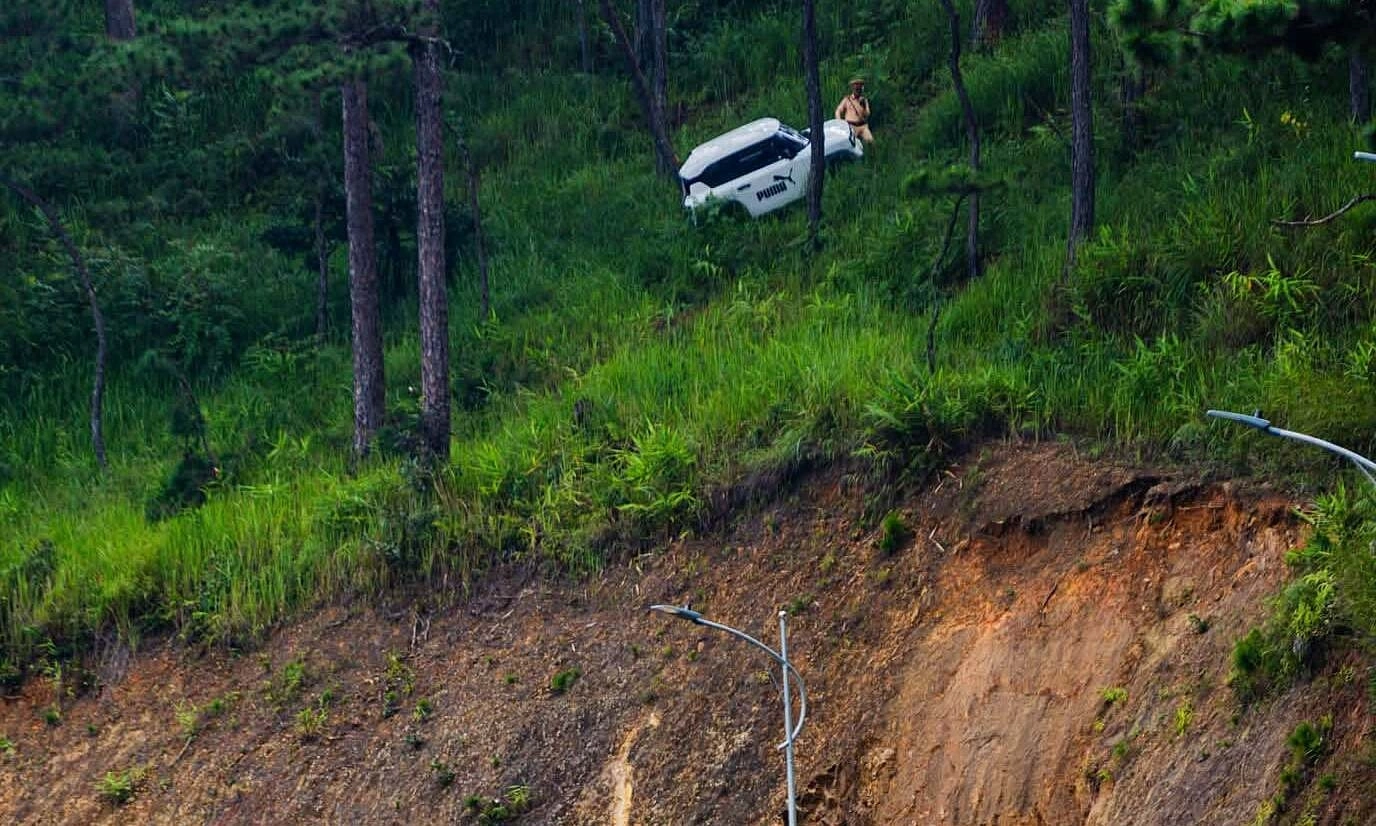 Car slides off road, gets stuck on Prenn Pass slope