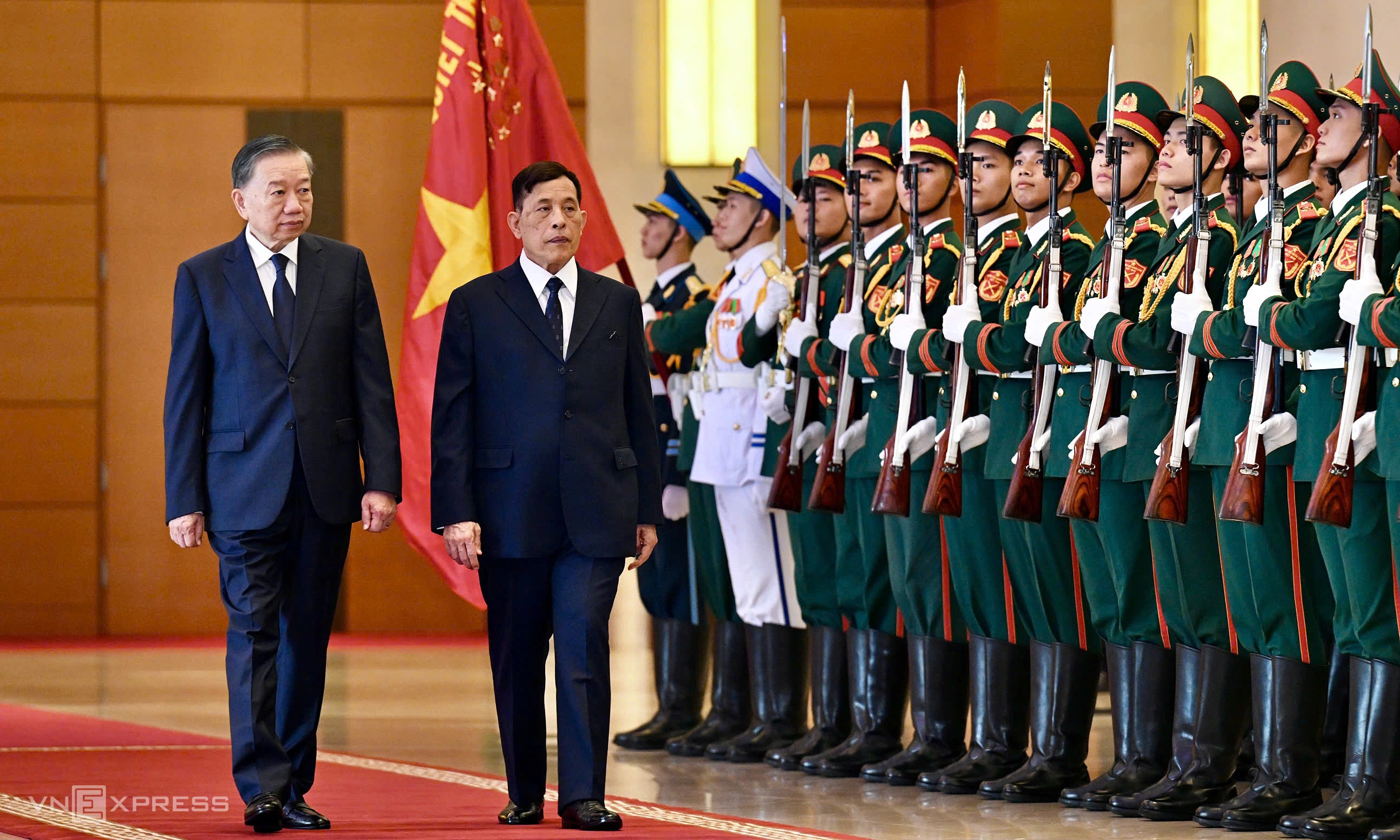 Vietnam fires 21-gun salute for Thai King