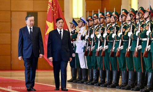 Vietnam fires 21-gun salute for Thai King