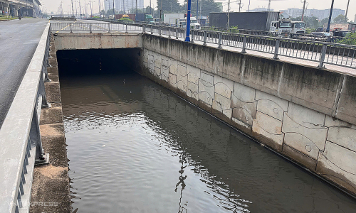 Underpass at Ho Chi Minh City's gateway floods by nearly half a meter