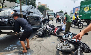 Car crashes into multiple motorbikes at red light in Ho Chi Minh City