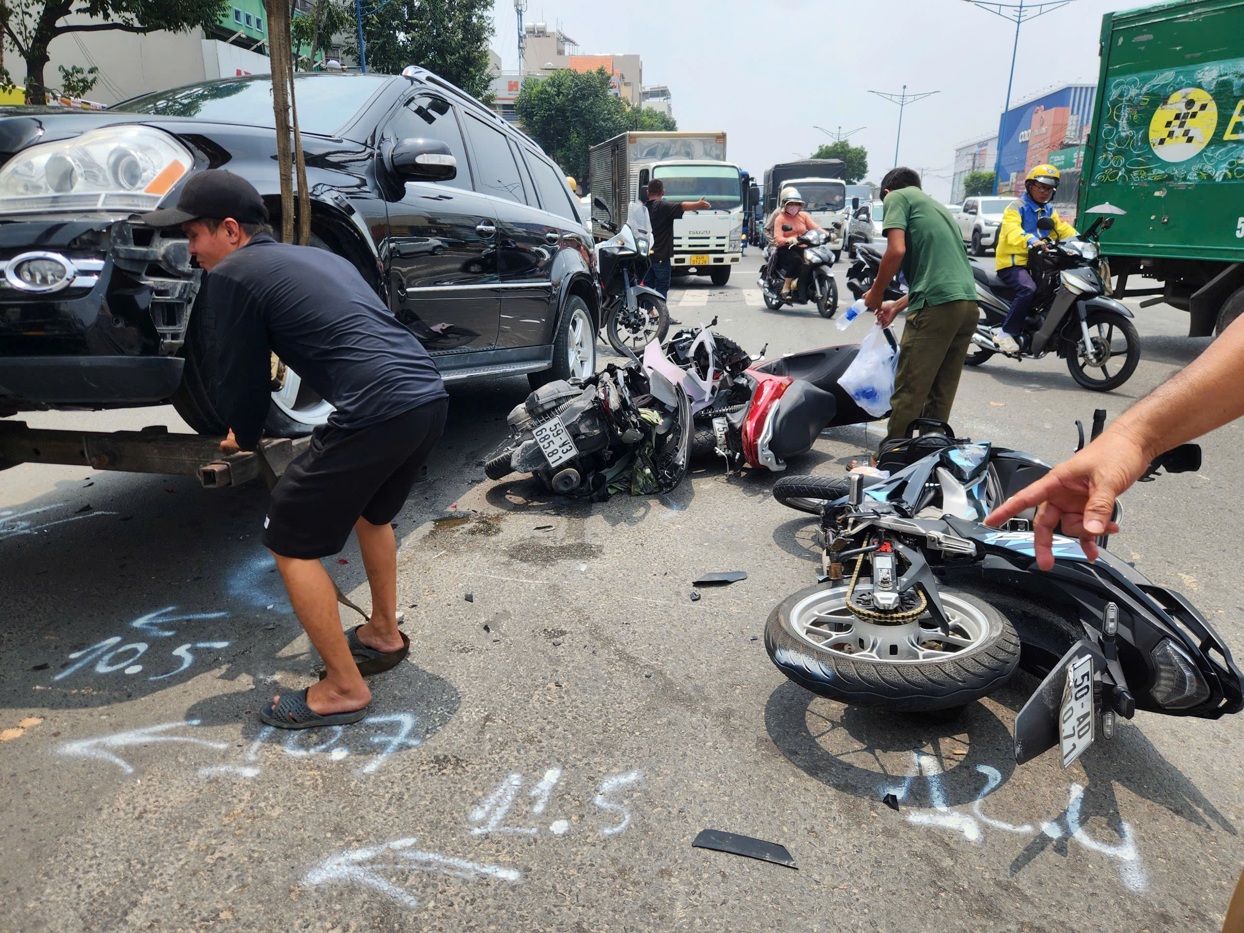 Car crashes into multiple motorbikes at red light in Ho Chi Minh City