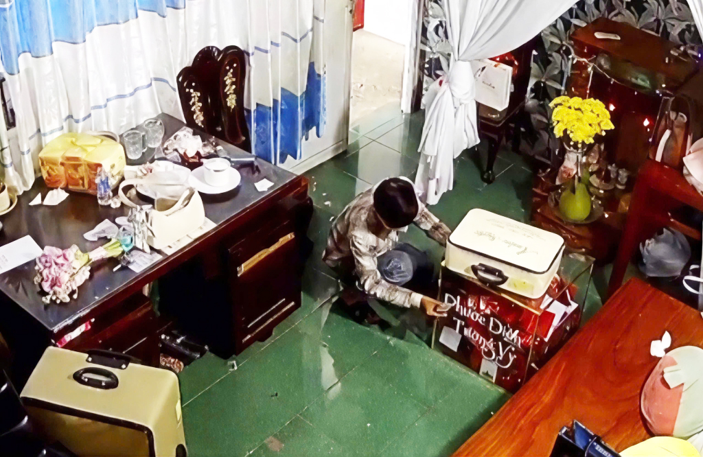 Man tricks bride out of wedding room to steal gift money