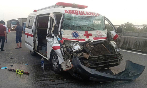 An ambulance accident on My Thuan expressway injures four people