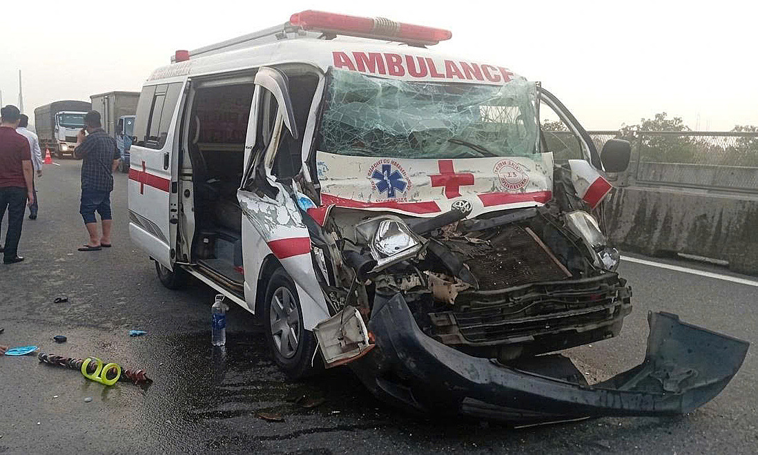 An ambulance accident on My Thuan expressway injures four people