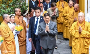 King and queen of Thailand offer prayers at Quan Su pagoda
