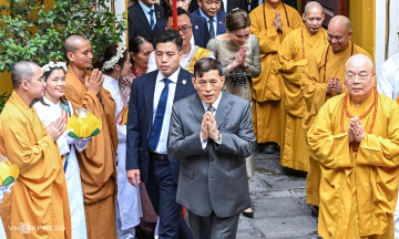 King and queen of Thailand offer prayers at Quan Su pagoda