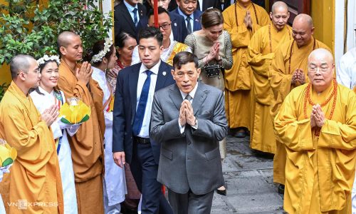 King and queen of Thailand offer prayers at Quan Su pagoda