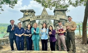 Da Nang hands over former camp artifacts to US
