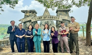 Da Nang hands over former camp artifacts to US