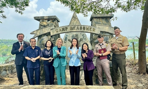 Da Nang hands over former camp artifacts to US
