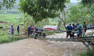Villagers build bamboo bridge to cross floodwaters, carry deceased