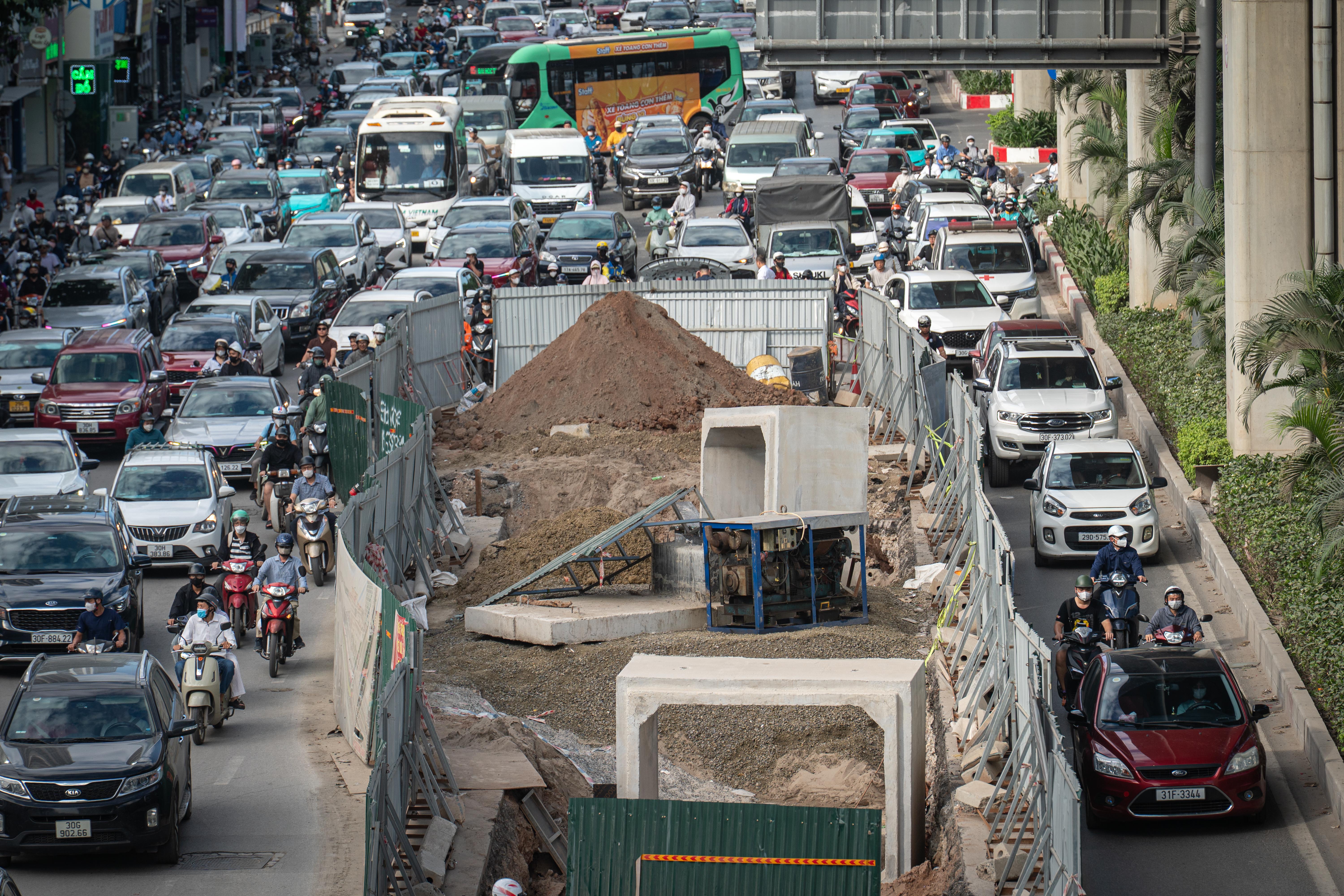 Construction for beltway 2.5 drainage narrows Nguyen Trai street