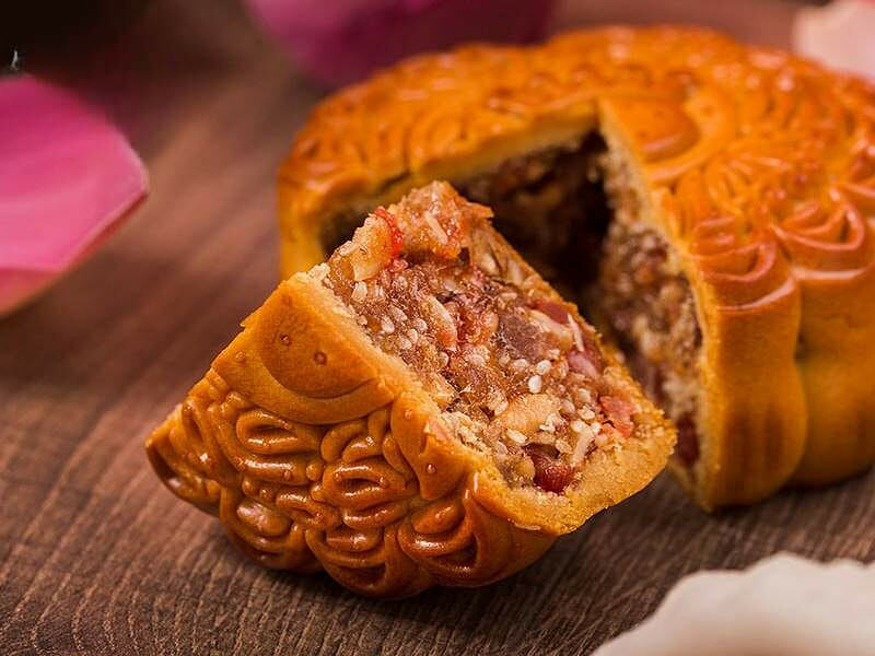 What mooncake filling has the most calories?